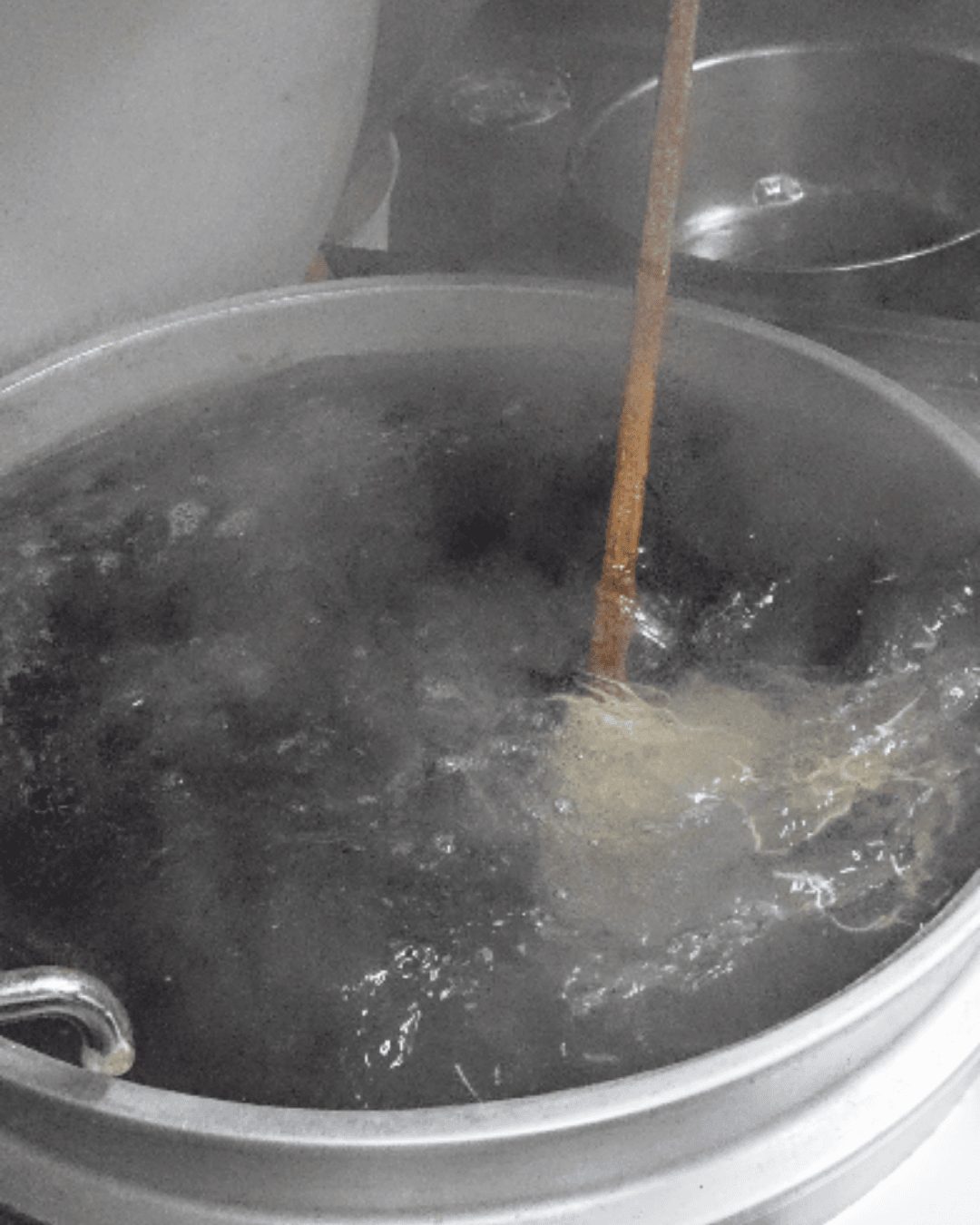 大きな鍋で蕎麦を茹でる様子