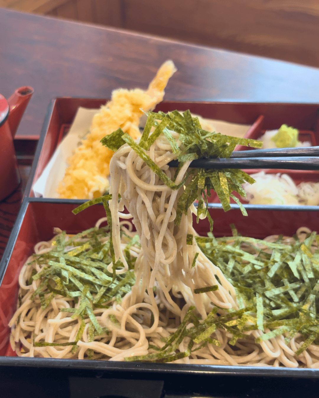 箸で持ち上げた長岡屋の蕎麦